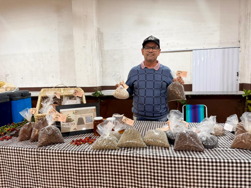 Produtor local expondo produtos da agricultura familiar em Brusque